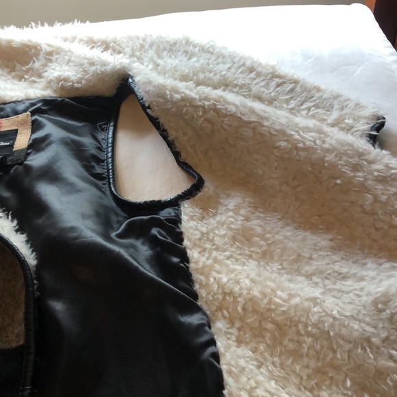 Women’s plaid sleeveless vest with front and faux fur. Size medium - Picture 4 of 8